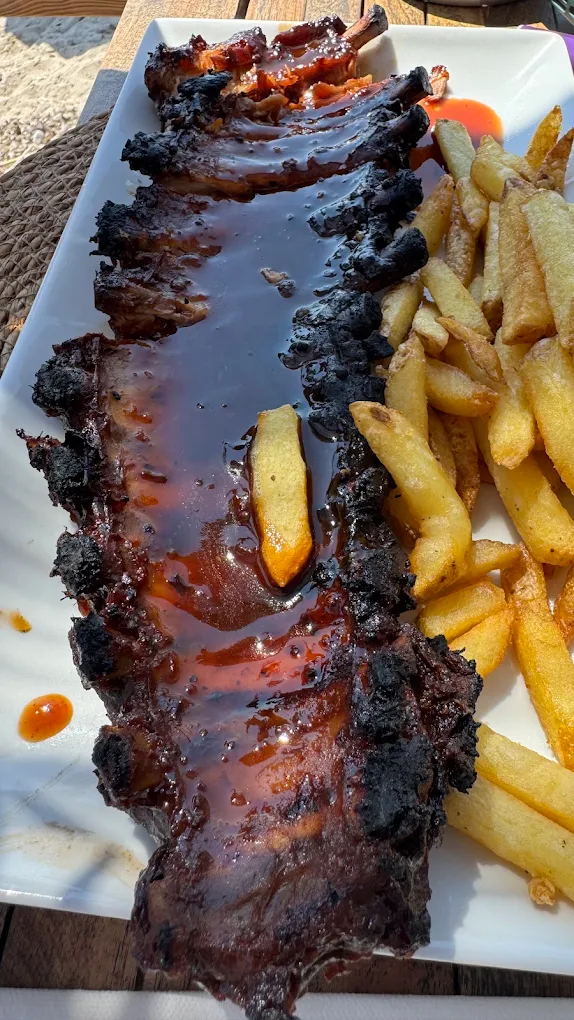 Travers de porc grillé mariné au miel et épices
